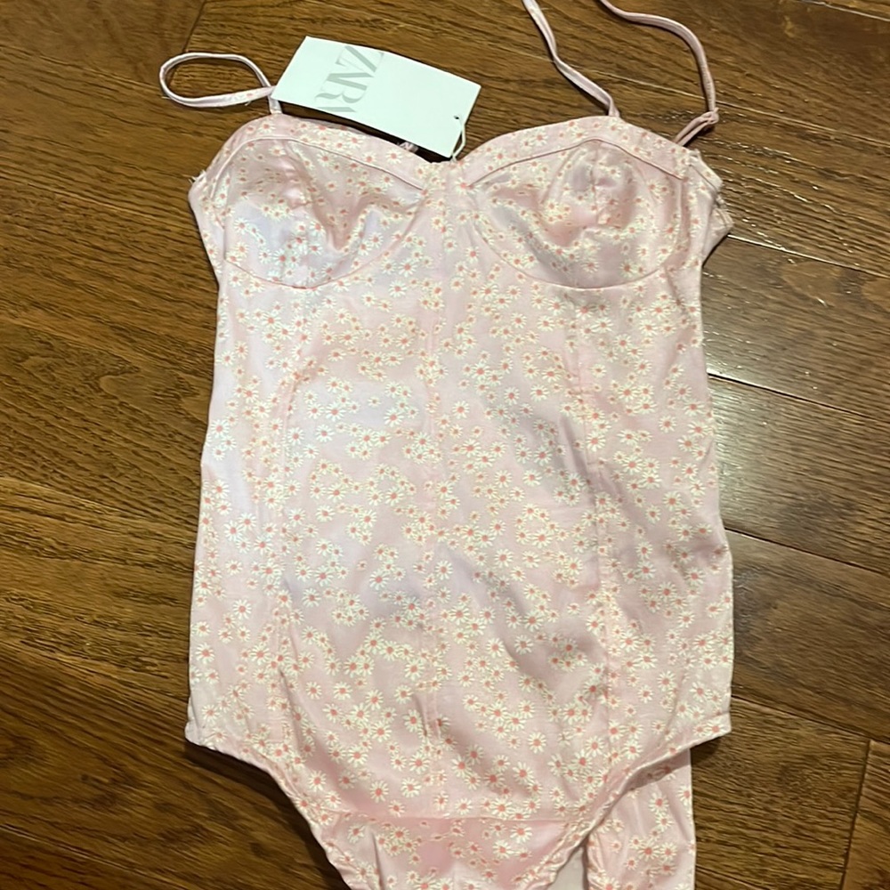 pink bodysuit with daisy’s